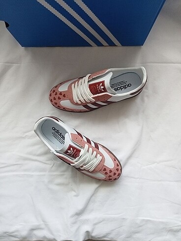 36 Beden Adidas Spor Ayakkabı
