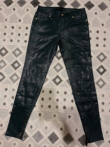 Guess timsah derisi desenli pantolon