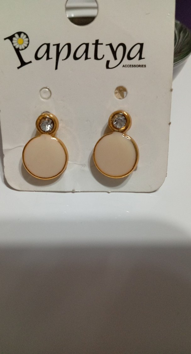 Bej Mini Parlak Günlük Küpe mineli - Görsel 2