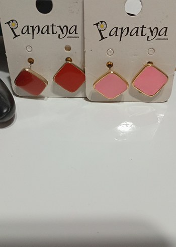 pembe ve kırmızı kare mineli küpe bir çift fiyatıdır