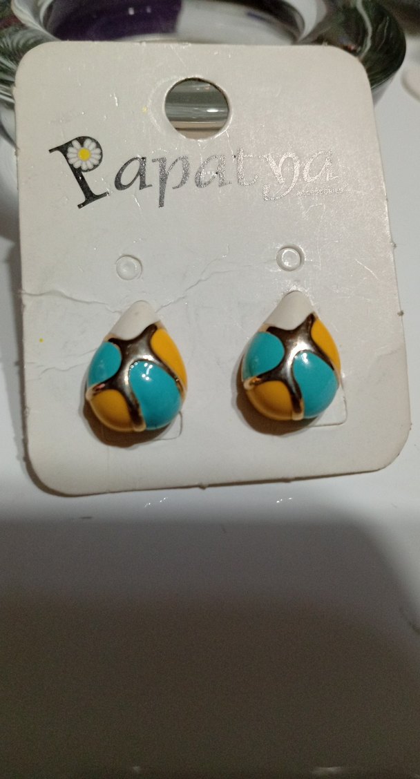 Mineli yeşil ve sarı damla mini küpe - Görsel 2