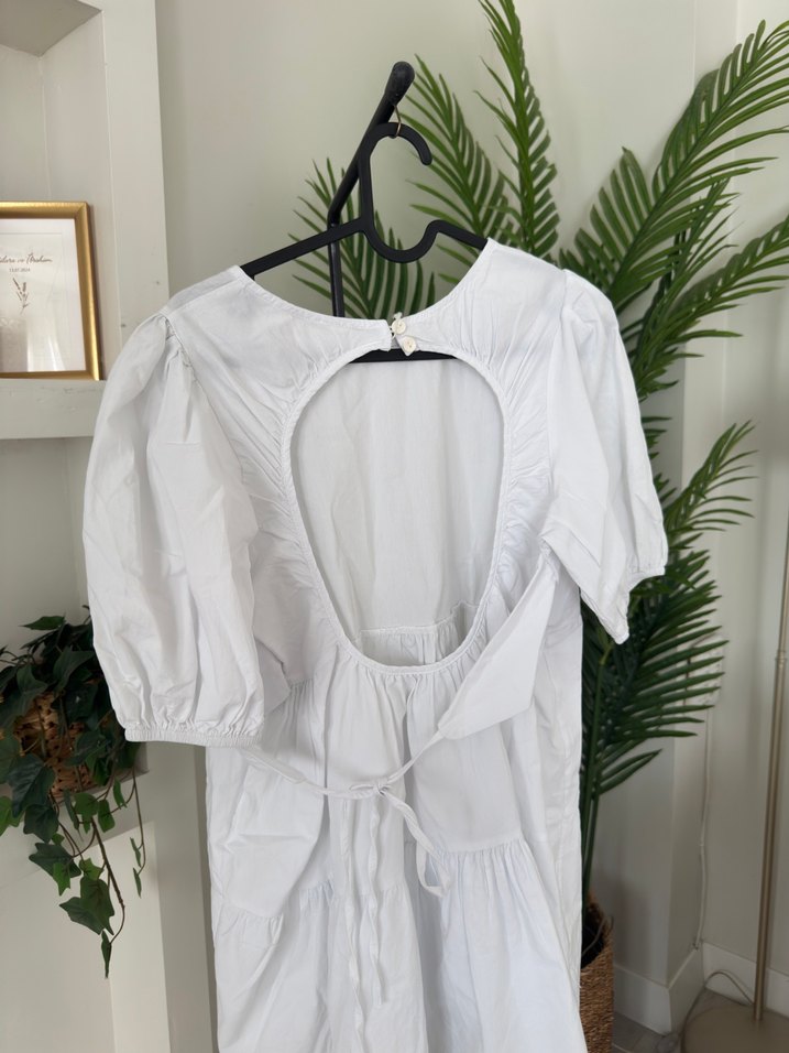 Sırt dekolteli beyaz mini elbise - Görsel 2