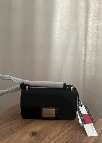 Kadın Siyah Deri Tokalı Çapraz Çanta