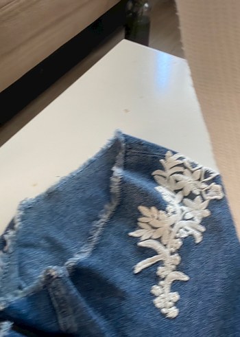 Nakışlı Mavi Mini Kot Şort - Görsel 2