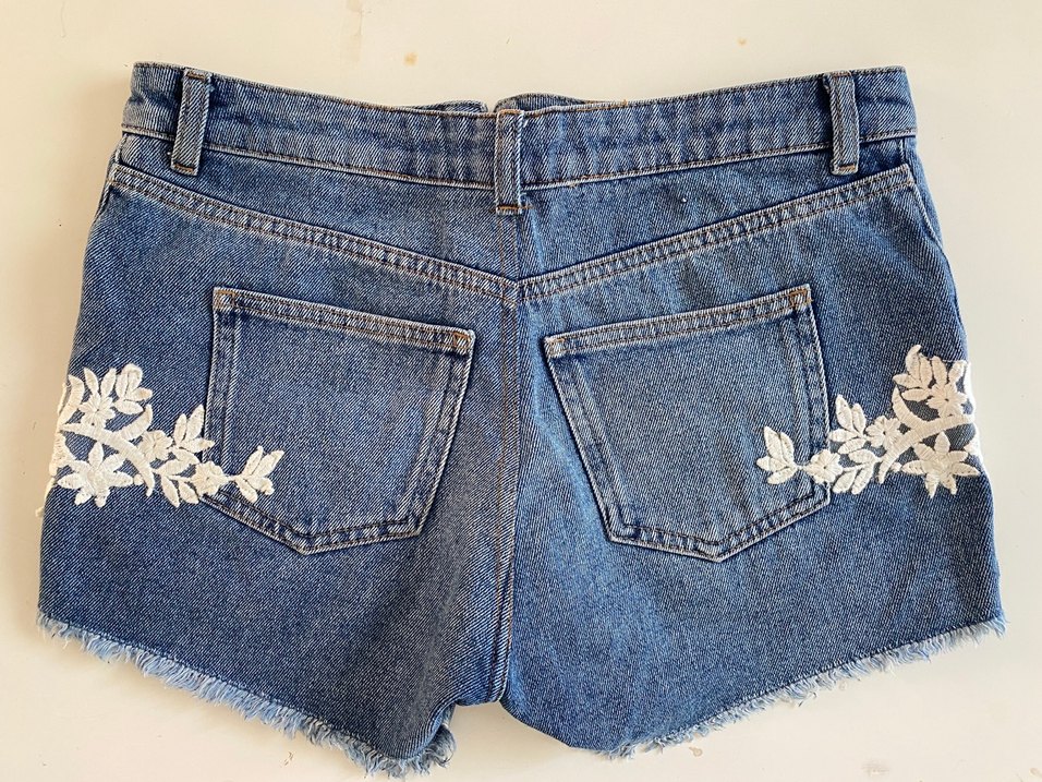 Nakışlı Mavi Mini Kot Şort - Görsel 4