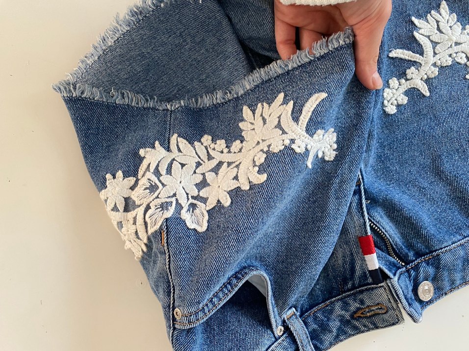 Nakışlı Mavi Mini Kot Şort - Görsel 3