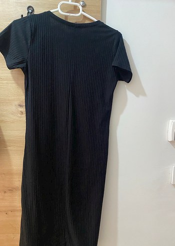 V Yaka Kısa Kollu Siyah Midi Elbise - Görsel 4