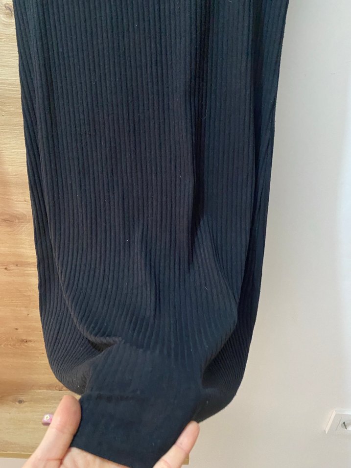 V Yaka Kısa Kollu Siyah Midi Elbise - Görsel 3