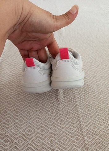 22 Beden beyaz Renk Adidas spor ayakkabı