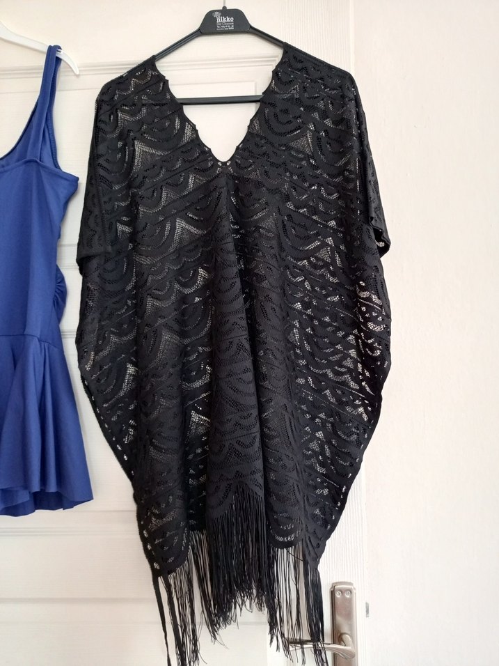 Mavi Drapeli Midi Kolsuz Mayo ve Siyah Püsküllü Örtü - Görsel 5