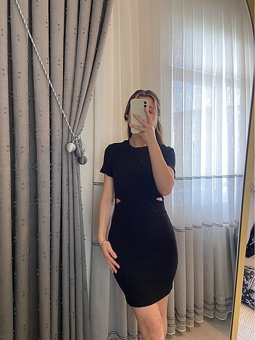 BERSHKA SİYAH PENCERE DETAYLI ELBİSE