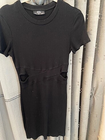 Bershka BERSHKA SİYAH PENCERE DETAYLI ELBİSE
