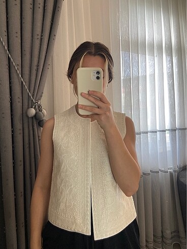 ZARA işlemeli yelek