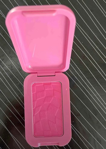 NYX Professional Makeup Buttermelt Pembe Allık - Görsel 3