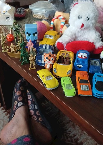 Renkli Oyuncak Arabalar ve Peluşlar - Görsel 2