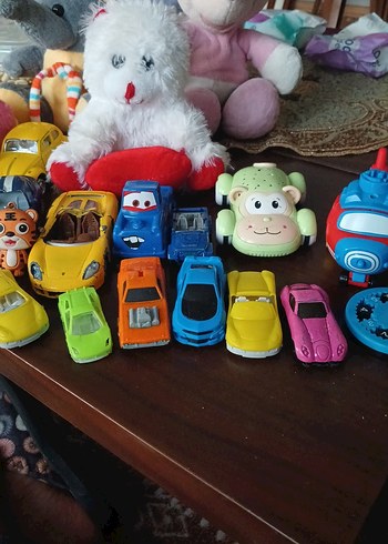 Renkli Oyuncak Arabalar ve Peluşlar - Görsel 3