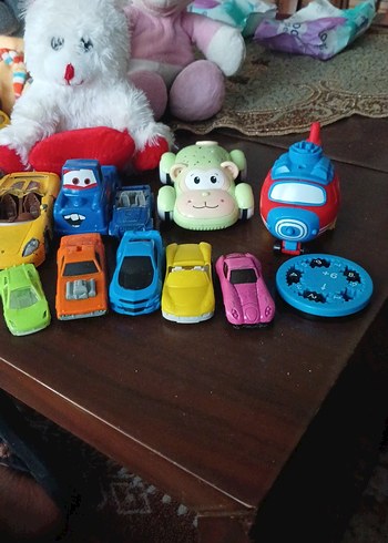 Renkli Oyuncak Arabalar ve Peluşlar - Görsel 4