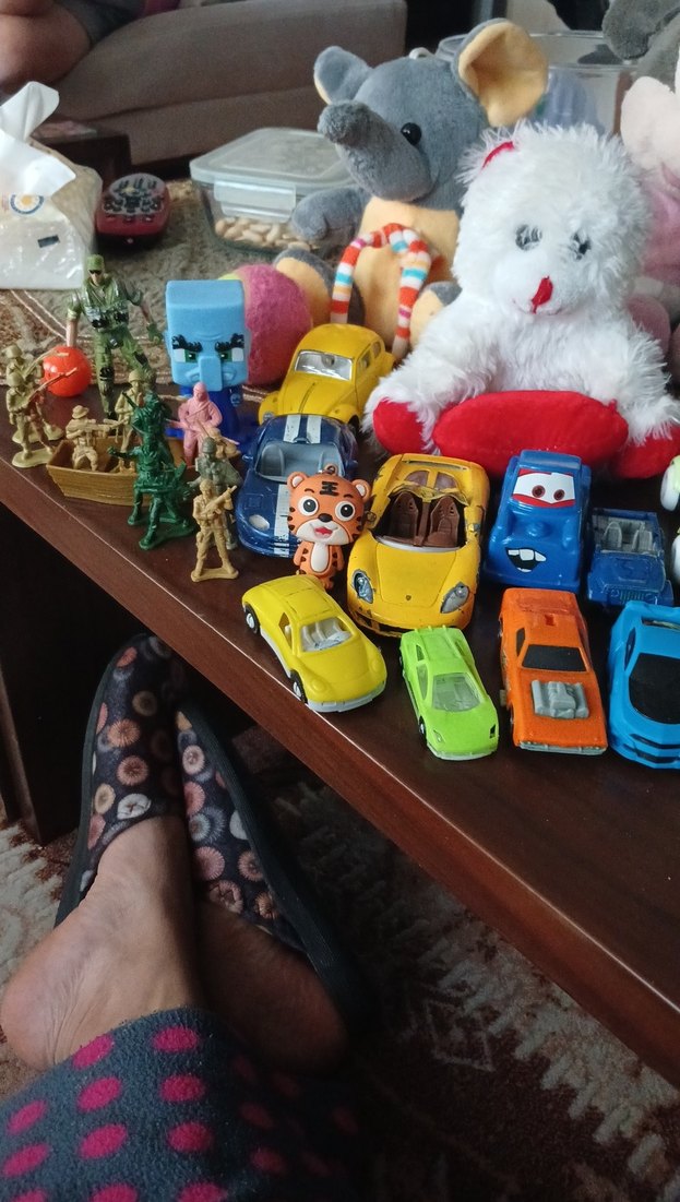 Renkli Oyuncak Arabalar ve Peluşlar - Görsel 2