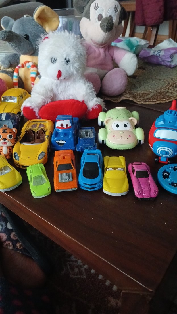 Renkli Oyuncak Arabalar ve Peluşlar - Görsel 3