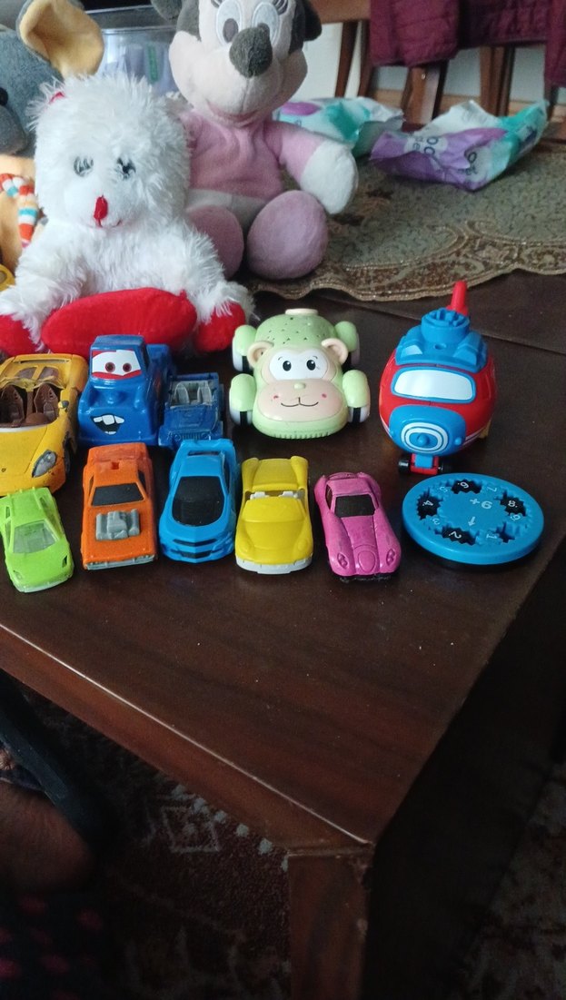 Renkli Oyuncak Arabalar ve Peluşlar - Görsel 4