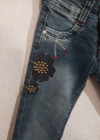 Nakışlı Düğmeli Kız Kot Pantolon - Görsel 2