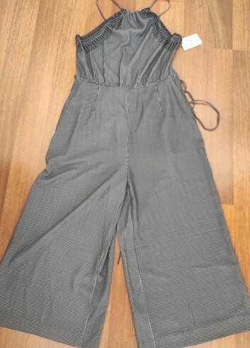 42 Beden siyah Renk H&M tulum etiketi uzerinde