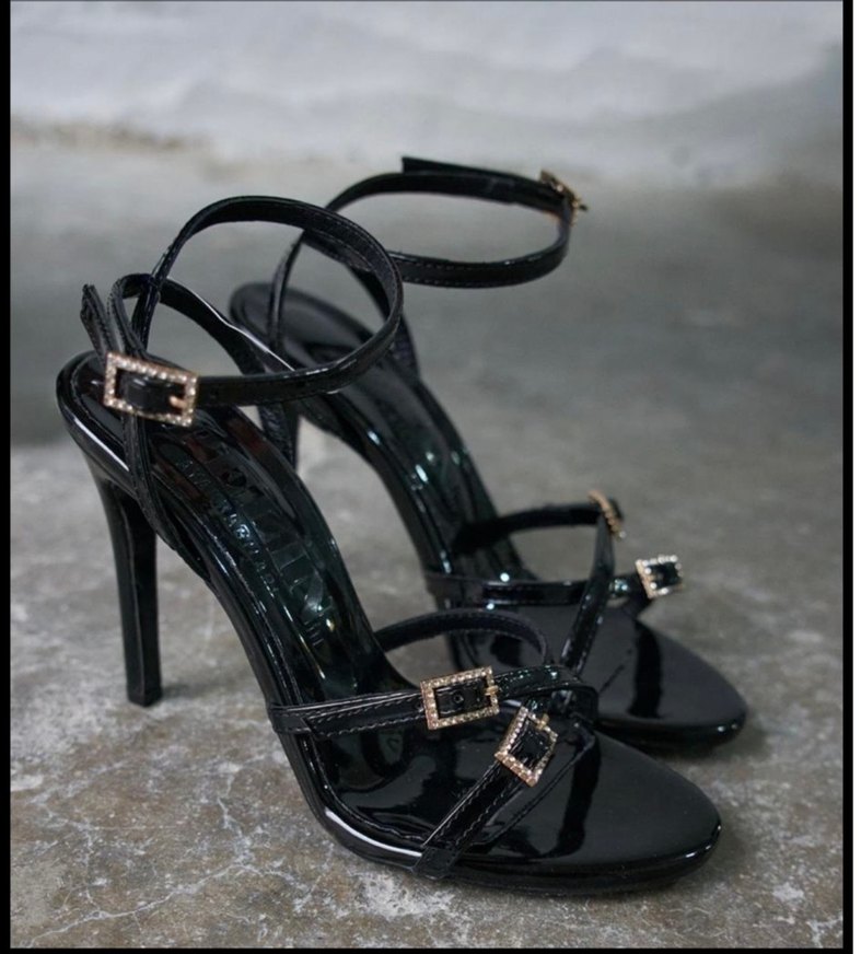 Kemer Detaylı Siyah topuklu sandalete - Görsel 2