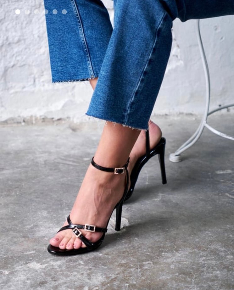 Kemer Detaylı Siyah topuklu sandalete - Görsel 3