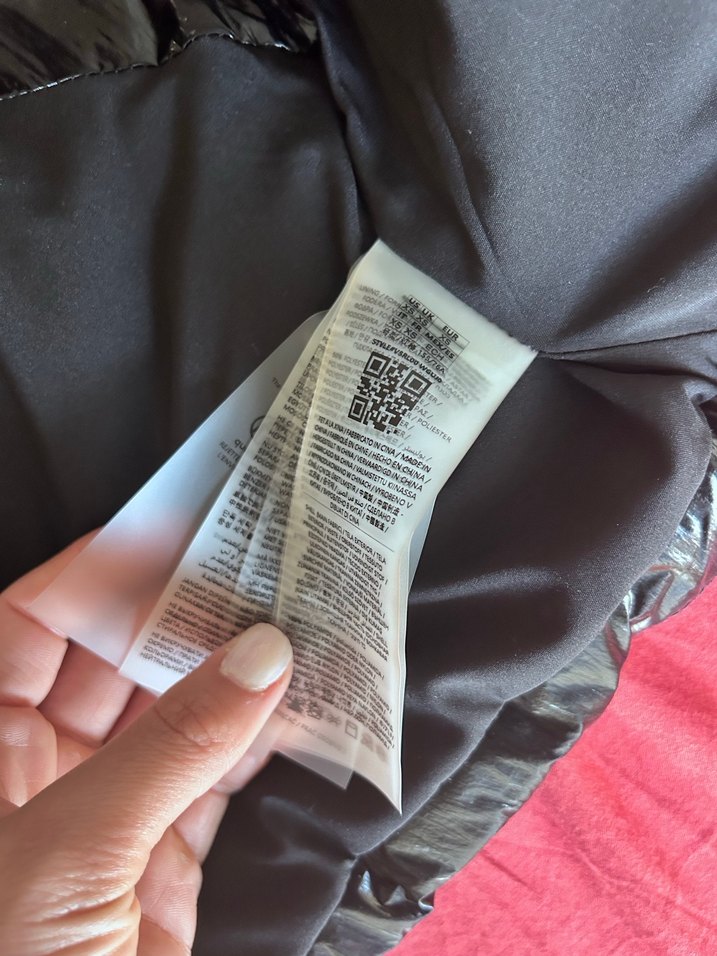 Guess Siyah Parlak Kısa Şişme Yelek - Görsel 5