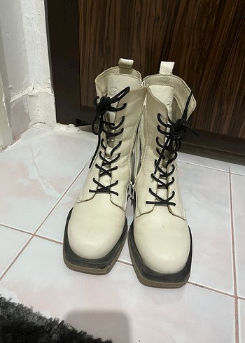 Beyaz Rugan Bağcıklı Stiletto Topuklu Kadın Bot