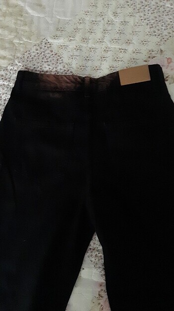 s Beden Sarı düğme detaylı siyah kot pantalon