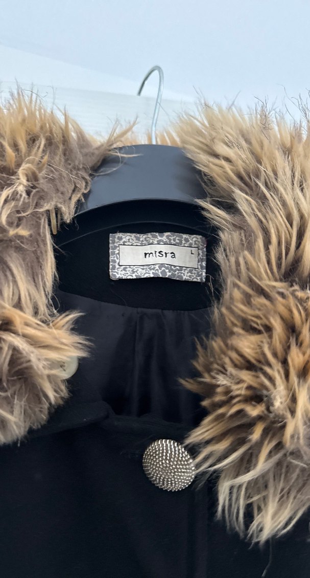 Kahverengi kürklü yaka siyah kaban - Görsel 3