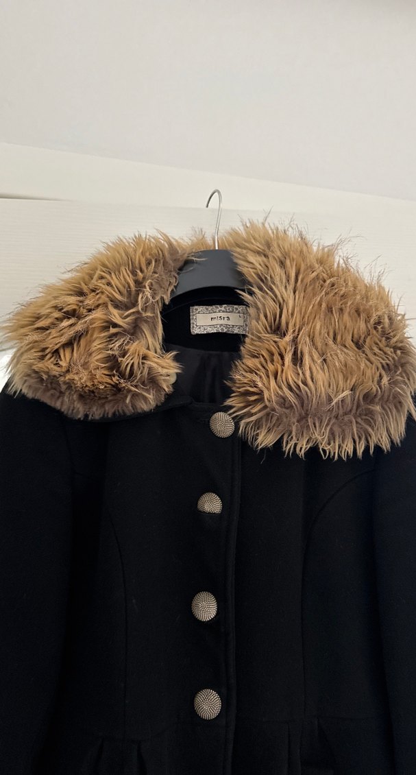 Kahverengi kürklü yaka siyah kaban - Görsel 2