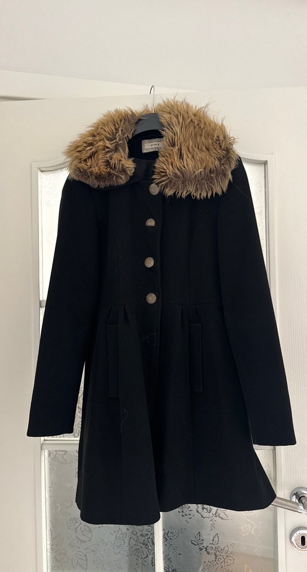 Kahverengi kürklü yaka siyah kaban - Görsel 5