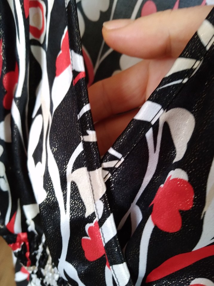 Desenli V Yakalı şık bluz. - Görsel 2