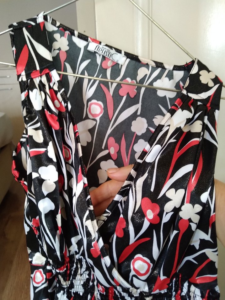 Desenli V Yakalı şık bluz. - Görsel 3