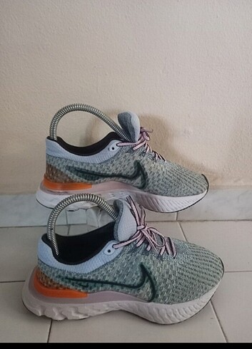36,5 Beden Nike react