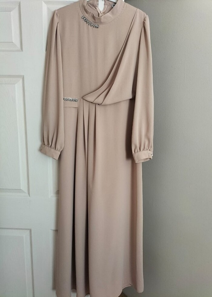 Krem uzun taşlı elbise - Görsel 2