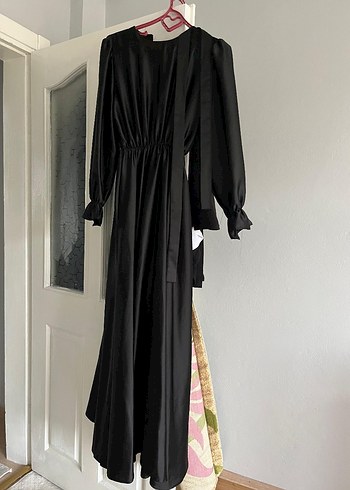 Uzun Siyah Gotik Saten Elbise - Görsel 3