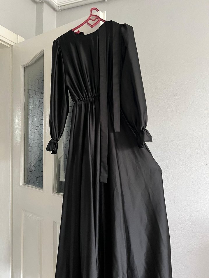 Uzun Siyah Gotik Saten Elbise - Görsel 2