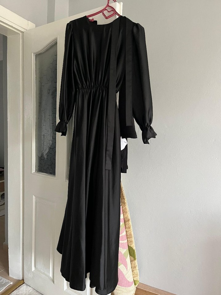 Uzun Siyah Gotik Saten Elbise - Görsel 3