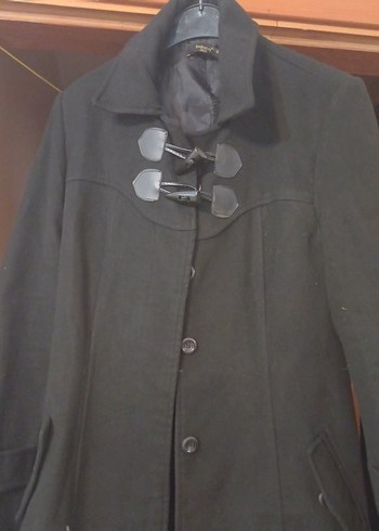 Siyah düğmeli ve toka detaylı kaban - Görsel 3