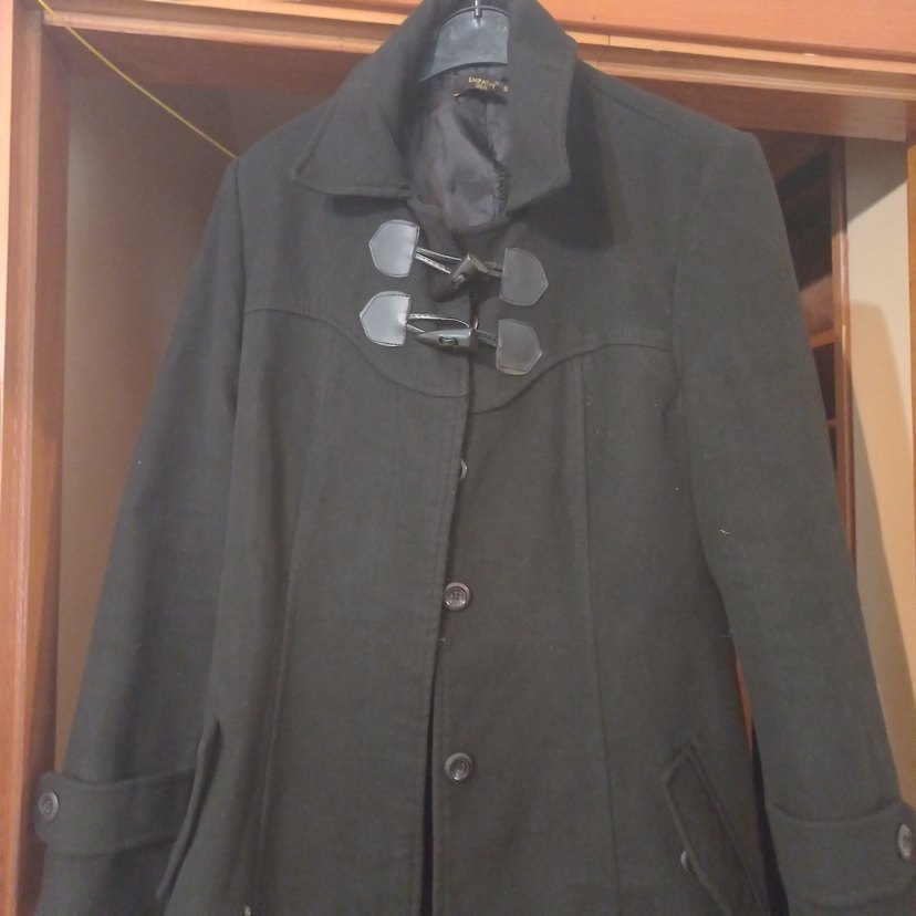 Siyah düğmeli ve toka detaylı kaban - Görsel 3