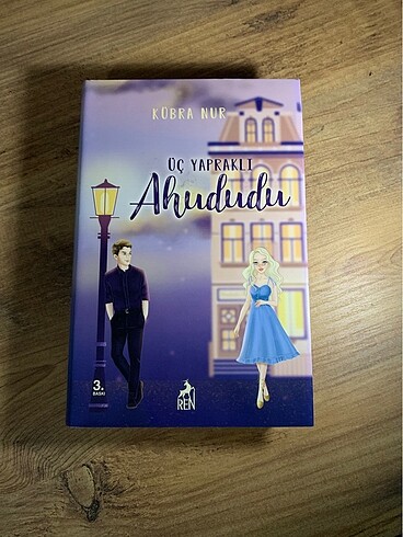 Üç Yapraklı Ahududu Ciltli Roman Kitap