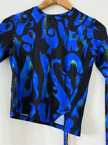 s Beden Mavili desenli crop Bluz