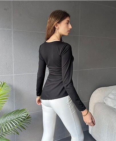 Asimetrik Kesim Kemer Detaylı Bluz