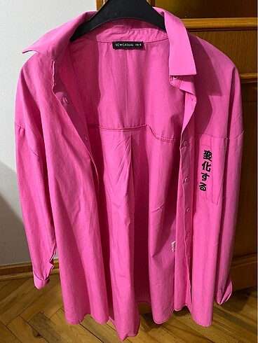 Pembe gömlek