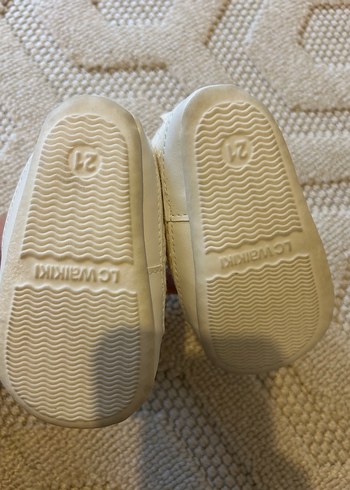 LC Waikiki Nakışlı Fiyonk Detaylı Beyaz Kız Bebek Ayakkabısı