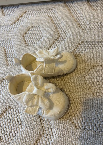 21 Beden Nakışlı Fiyonk Detaylı Beyaz Kız Bebek Ayakkabısı