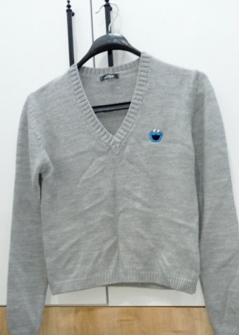 Gri kadın V Yaka Nakışlı Kazak - Görsel 2